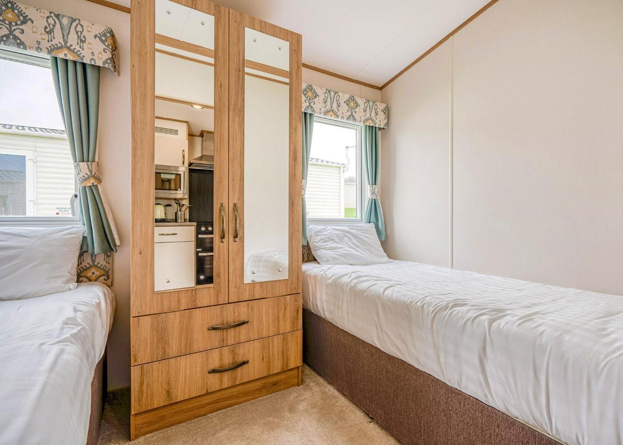 Meadow Lakes Holiday Park St Austell Rum bild