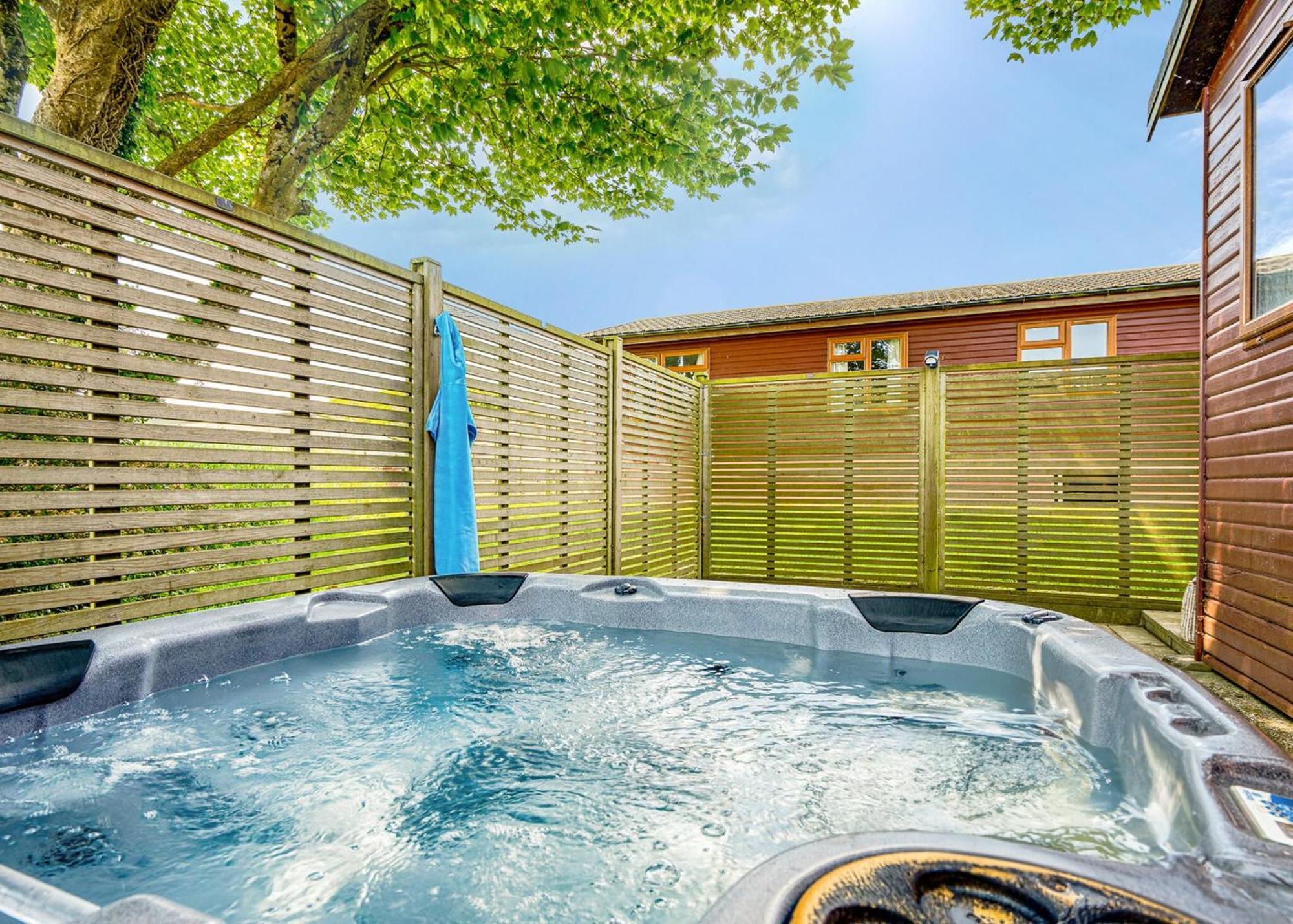 Meadow Lakes Holiday Park St Austell Exteriör bild